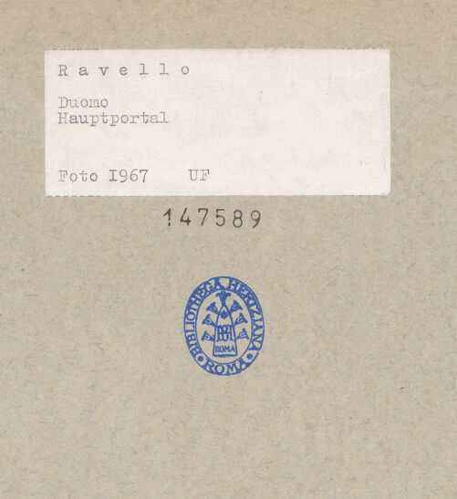 Rückseite von Bibliotheca Hertziana [https://www.deutsche-digitale-bibliothek.de/content/lizenzen/rv-fz/] DuomoWestfassade - Hauptportal, bh147589_recto. Foto.