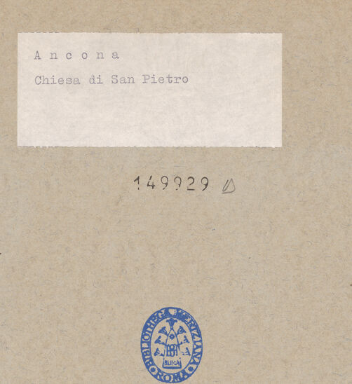 Rückseite von unbekannt [https://www.deutsche-digitale-bibliothek.de/content/lizenzen/rv-fz/] San Pietro - Innenansicht nach den Bombentreffer (1943/1944), bh149929_recto. Foto.