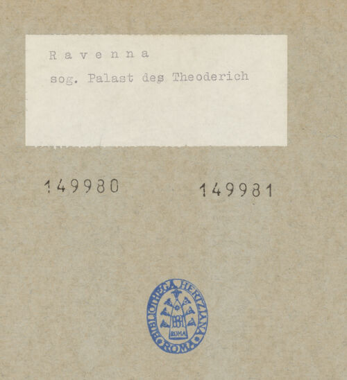Rückseite von unbekannt [https://www.deutsche-digitale-bibliothek.de/content/lizenzen/rv-fz/] Palazzo di Teodorico (sog.) - Westfassade von Nordwesten, bh149980_bh149981_recto. Foto.