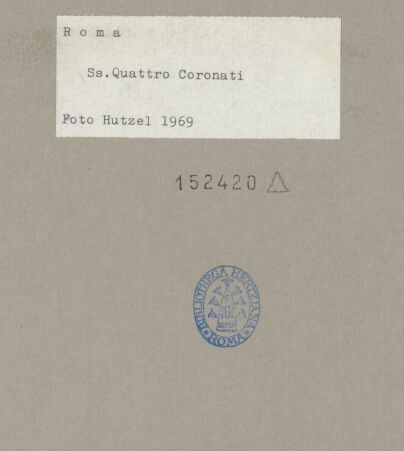 Rückseite von Hutzel, Max [https://www.deutsche-digitale-bibliothek.de/content/lizenzen/rv-ez/] Vorderseite eine Strigelsarkophags mit Imago clipeata - Detail: Imago clipeata mit Gernius als Trägerfigur, bh152420_recto. Foto: Hutzel, Max.