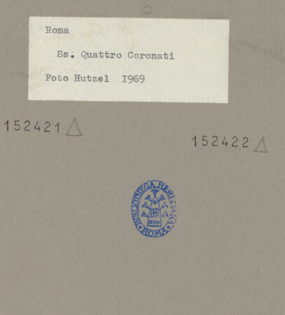 Rückseite von Hutzel, Max [https://www.deutsche-digitale-bibliothek.de/content/lizenzen/rv-fz/] Santi Quattro CoronatiInneresSeitenschiff (Süd) - Blick vom Transept in das links Seitenschiff, bh152421_bh152422_recto. Foto: Hutzel, Max.