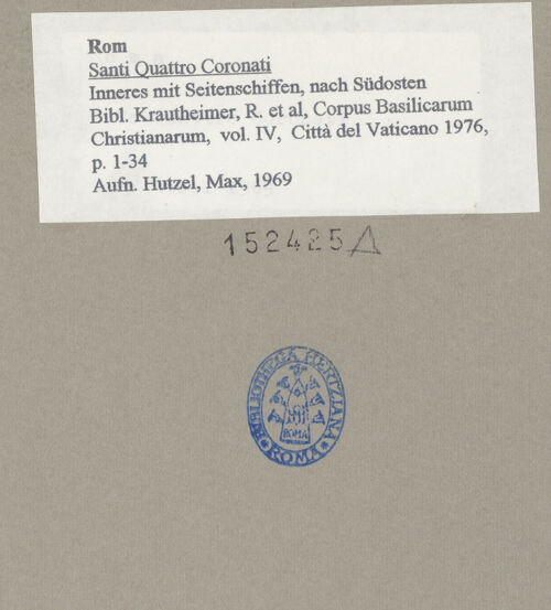 Rückseite von Hutzel, Max [https://www.deutsche-digitale-bibliothek.de/content/lizenzen/rv-fz/] Santi Quattro Coronati - Inneres mit Seitenschiffen, nach Südosten, bh152425_recto. Foto: Hutzel, Max.