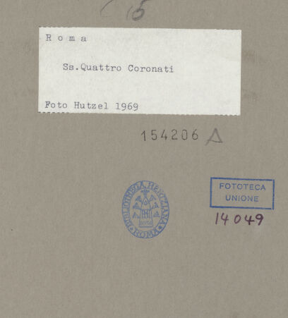 Rückseite von Hutzel, Max [https://www.deutsche-digitale-bibliothek.de/content/lizenzen/rv-ez/] Santi Quattro Coronati - Blick vom Mittelschiff ins linke Seitenschiff, bh154206_recto. Foto: Hutzel, Max.