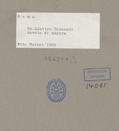 Rückseite von Hutzel, Max [https://www.deutsche-digitale-bibliothek.de/content/lizenzen/rv-fz/] Santi Quattro Coronati - Blick vom rechten Seitenschiff ins Mittelschiff, bh154211_recto. Foto: Hutzel, Max.