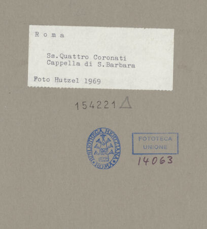 Rückseite von Hutzel, Max [https://www.deutsche-digitale-bibliothek.de/content/lizenzen/rv-fz/] Santi Quattro CoronatiInneresCappella di Santa Barbara - rundbogige Nische in der Südwand: Freskenfragment eines Heiligen, bh154221_recto. Foto: Hutzel, Max.