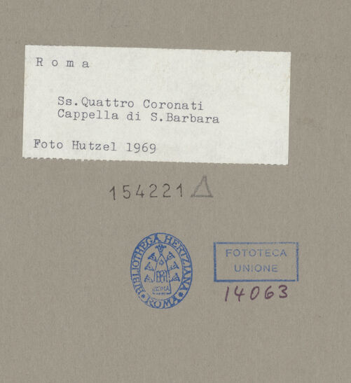 Rückseite von Hutzel, Max [https://www.deutsche-digitale-bibliothek.de/content/lizenzen/rv-fz/] Santi Quattro CoronatiInneresCappella di Santa Barbara - rundbogige Nische in der Südwand: Freskenfragment eines Heiligen, bh154221_recto. Foto: Hutzel, Max.