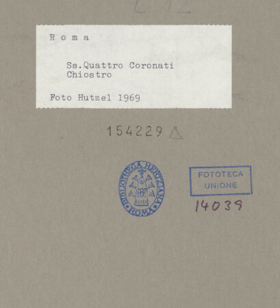 Rückseite von Hutzel, Max [https://www.deutsche-digitale-bibliothek.de/content/lizenzen/rv-ez/] Santi Quattro CoronatiInneres - Blick durch die Arkaden in den Hof, bh154229_recto. Foto: Hutzel, Max.