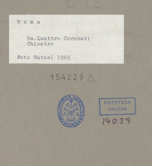 Rückseite von Hutzel, Max [https://www.deutsche-digitale-bibliothek.de/content/lizenzen/rv-ez/] Santi Quattro CoronatiInneres - Blick durch die Arkaden in den Hof, bh154229_recto. Foto: Hutzel, Max.