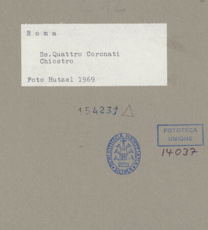 Rückseite von Hutzel, Max [https://www.deutsche-digitale-bibliothek.de/content/lizenzen/rv-fz/] Santi Quattro CoronatiInneres - Blick durch die Arkaden in den Hof, bh154231_recto. Foto: Hutzel, Max.