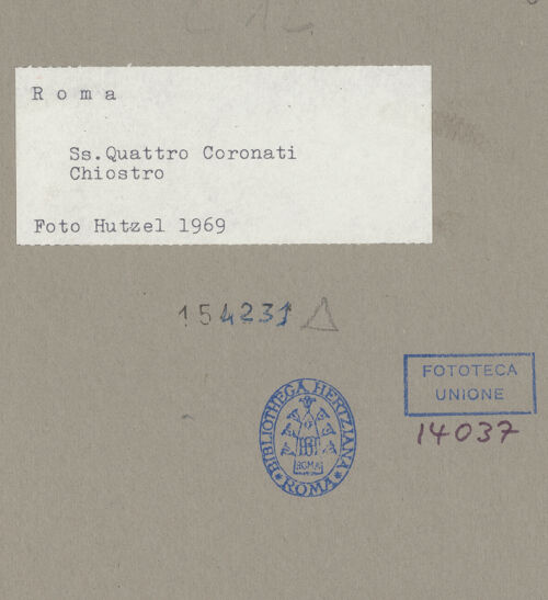 Rückseite von Hutzel, Max [https://www.deutsche-digitale-bibliothek.de/content/lizenzen/rv-fz/] Santi Quattro CoronatiInneres - Blick durch die Arkaden in den Hof, bh154231_recto. Foto: Hutzel, Max.