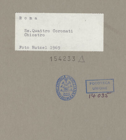 Rückseite von Hutzel, Max [https://www.deutsche-digitale-bibliothek.de/content/lizenzen/rv-fz/] Santi Quattro CoronatiInneres - Blick in Ecke des Kreuzgangs, bh154233_recto. Foto: Hutzel, Max.