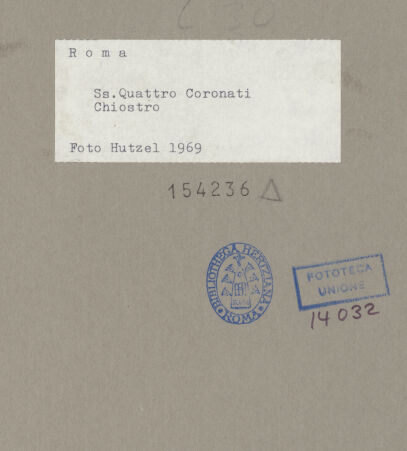 Rückseite von Hutzel, Max [https://www.deutsche-digitale-bibliothek.de/content/lizenzen/rv-ez/] Santi Quattro CoronatiInneres - Ausschnitt: Ornamentfriese über der Arkatur, bh154236_recto. Foto: Hutzel, Max.