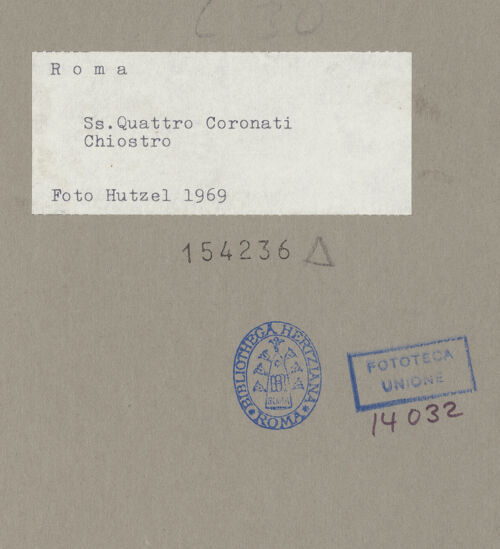 Rückseite von Hutzel, Max [https://www.deutsche-digitale-bibliothek.de/content/lizenzen/rv-ez/] Santi Quattro CoronatiInneres - Ausschnitt: Ornamentfriese über der Arkatur, bh154236_recto. Foto: Hutzel, Max.