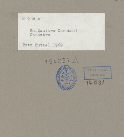 Rückseite von Hutzel, Max [https://www.deutsche-digitale-bibliothek.de/content/lizenzen/rv-fz/] Santi Quattro CoronatiInneresLapidarium - Kreuzgang mit frühmittelalterlichen Reliefs und römischer Grabinschrift, bh154237_recto. Foto: Hutzel, Max.