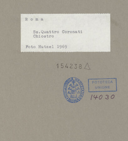 Rückseite von Hutzel, Max [https://www.deutsche-digitale-bibliothek.de/content/lizenzen/rv-fz/] Santi Quattro CoronatiInneresLapidarium - Antike Fragmente im Kreuzgang, bh154238_recto. Foto: Hutzel, Max.