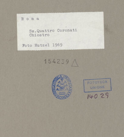 Rückseite von Hutzel, Max [https://www.deutsche-digitale-bibliothek.de/content/lizenzen/rv-fz/] Santi Quattro CoronatiInneresLapidarium - Antike Fragmente im Kreuzgang, bh154239_recto. Foto: Hutzel, Max.