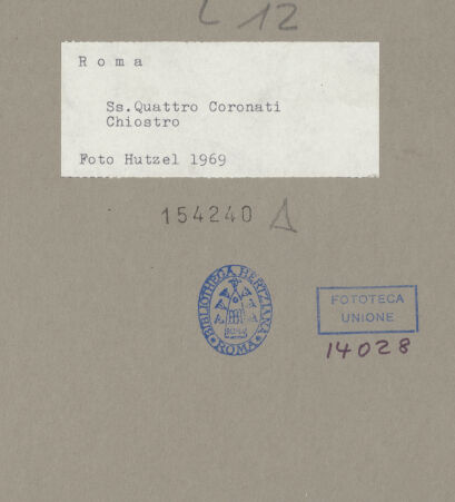 Rückseite von Hutzel, Max [https://www.deutsche-digitale-bibliothek.de/content/lizenzen/rv-ez/] Santi Quattro CoronatiInneres - Blick in das Lapidarium, bh154240_recto. Foto: Hutzel, Max.