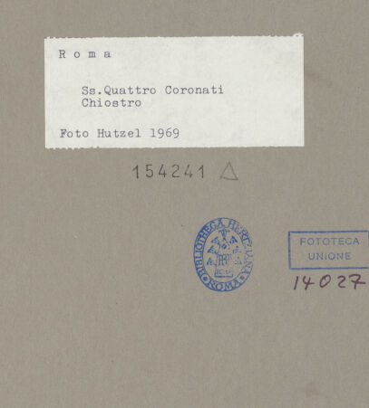 Rückseite von Hutzel, Max [https://www.deutsche-digitale-bibliothek.de/content/lizenzen/rv-ez/] Vorderseite eine Strigelsarkophags mit Imago clipeata - Detail: Genius an der rechten Ecke des Sarkophags, bh154241_recto. Foto: Hutzel, Max.