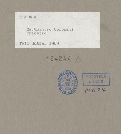 Rückseite von Hutzel, Max [https://www.deutsche-digitale-bibliothek.de/content/lizenzen/rv-ez/] Sammlung aus Flachreliefs und Fragmenten der ehemaligen Ausstattung - Reliefplatte mit Kreisornament und Fragment mit Kreuzen in achtstrahligen Sternen, bh154244_recto. Foto: Hutzel, Max.