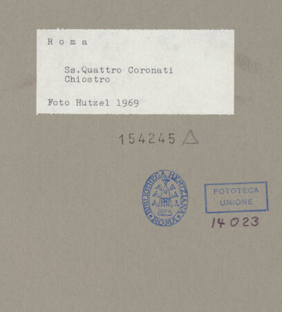 Rückseite von Hutzel, Max [https://www.deutsche-digitale-bibliothek.de/content/lizenzen/rv-ez/] Korinthisches Kapitell als Träger für einen frühmittelalterlichemn Quader mit Kreuzdekor - Gesamtansicht von Kapitell und Inschriftenplatte, bh154245_recto. Foto: Hutzel, Max.