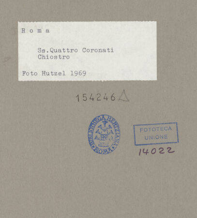 Rückseite von Hutzel, Max [https://www.deutsche-digitale-bibliothek.de/content/lizenzen/rv-fz/] Santi Quattro CoronatiInneresLapidarium - Antike Fragmente im Kreuzgang, bh154246_recto. Foto: Hutzel, Max.