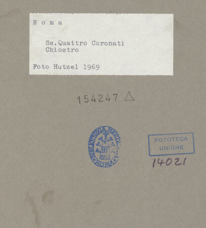 Rückseite von Hutzel, Max [https://www.deutsche-digitale-bibliothek.de/content/lizenzen/rv-ez/] Korinthisches Kapitell als Träger für eine neuzeitliche Inschrift (1889) - Gesamtansicht von Kapitell und Inschriftenplatte, bh154247_recto. Foto: Hutzel, Max.