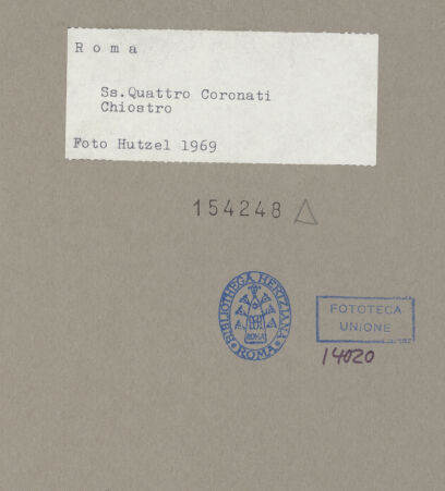 Rückseite von Hutzel, Max [https://www.deutsche-digitale-bibliothek.de/content/lizenzen/rv-fz/] Santi Quattro CoronatiInneresLapidarium - Antike Fragmente im Kreuzgang, bh154248_recto. Foto: Hutzel, Max.