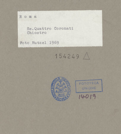 Rückseite von Hutzel, Max [https://www.deutsche-digitale-bibliothek.de/content/lizenzen/rv-ez/] Gebälkstück und darüberliegendes Relief - Gesamtansicht, bh154249_recto. Foto: Hutzel, Max.