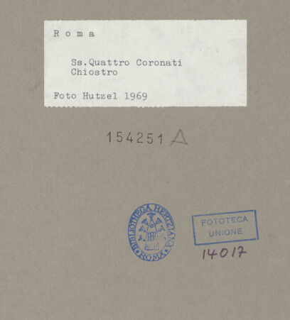 Rückseite von Hutzel, Max [https://www.deutsche-digitale-bibliothek.de/content/lizenzen/rv-fz/] Santi Quattro CoronatiInneres - Blick in das Lapidarium, bh154251_recto. Foto: Hutzel, Max.