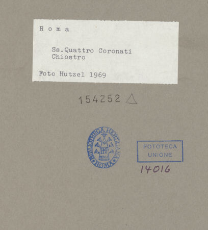 Rückseite von Hutzel, Max [https://www.deutsche-digitale-bibliothek.de/content/lizenzen/rv-fz/] Santi Quattro CoronatiInneresLapidarium - Wand des Kreuzgangs mit frühmittelalterlichen Reliefs, bh154252_recto. Foto: Hutzel, Max.