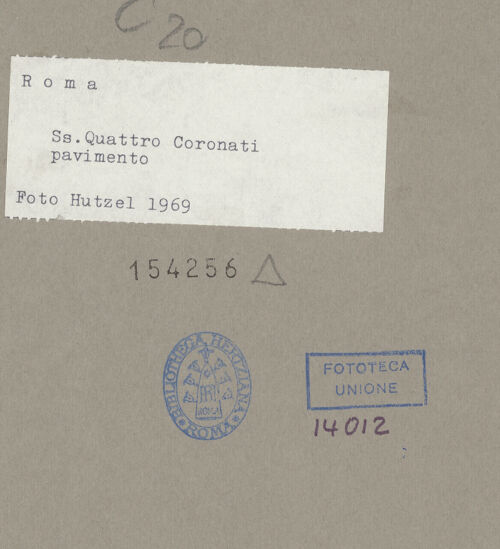 Rückseite von Hutzel, Max [https://www.deutsche-digitale-bibliothek.de/content/lizenzen/rv-ez/] Cosmatenfußboden - Detail: Cosmatenfußboden mit Fragmenten von Inschriften, bh154256_recto. Foto: Hutzel, Max.