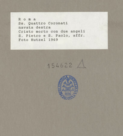 Rückseite von Hutzel, Max [https://www.deutsche-digitale-bibliothek.de/content/lizenzen/rv-ez/] Dreiteiliges Fresko: Christus als Schmerzensmann mit Engeln und mit den Apostelfürsten - Gesamtansicht, bh154622_recto. Foto: Hutzel, Max.