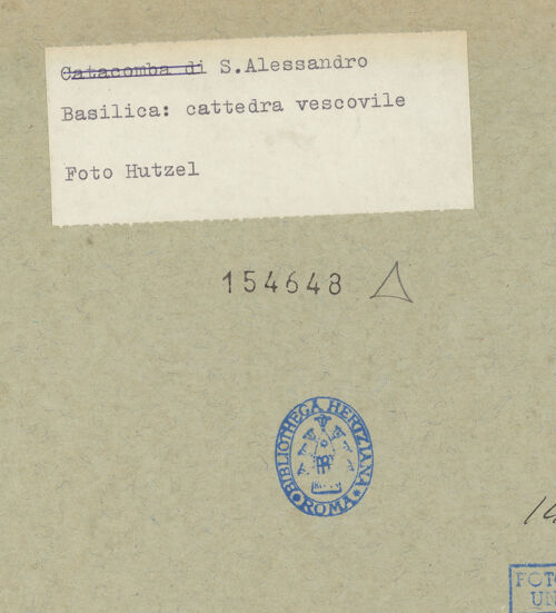 Rückseite von Hutzel, Max [https://www.deutsche-digitale-bibliothek.de/content/lizenzen/rv-ez/] Sant'Alessandro - Inneres, Bischofsstuhl und Marmorfragmente, bh154648_recto. Foto: Hutzel, Max.