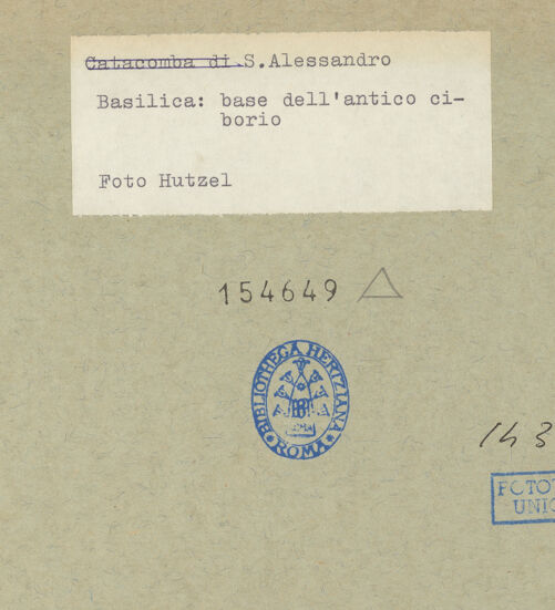 Rückseite von Hutzel, Max [https://www.deutsche-digitale-bibliothek.de/content/lizenzen/rv-ez/] Fragmente des Altarziboriums - Basis auf der rechten Seite des Altars, bh154649_recto. Foto: Hutzel, Max.