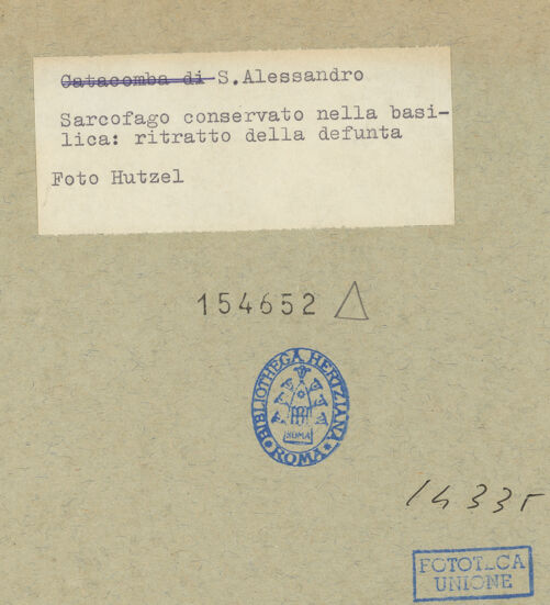 Rückseite von Hutzel, Max [https://www.deutsche-digitale-bibliothek.de/content/lizenzen/rv-ez/] Sarkophag mit Adler und Putten - Detail: Bildnismedaillon, das von einem Adler gehalten wird, bh154652_recto. Foto: Hutzel, Max.