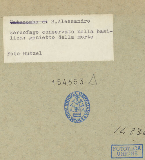 Rückseite von Hutzel, Max [https://www.deutsche-digitale-bibliothek.de/content/lizenzen/rv-ez/] Sarkophag mit Adler und Putten - Detail: linker Putto, bh154653_recto. Foto: Hutzel, Max.