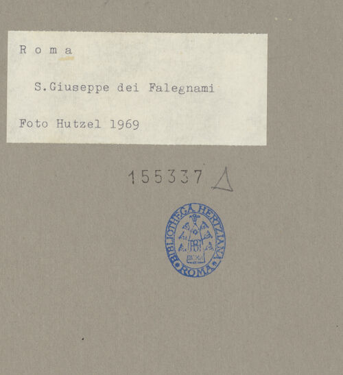 Rückseite von Hutzel, Max [https://www.deutsche-digitale-bibliothek.de/content/lizenzen/rv-fz/] San Giuseppe dei Falegnami - Innenansicht mit Loge, Seitenkapelle, Orgel und Kirchenbänken, bh155337_recto. Foto: Hutzel, Max.