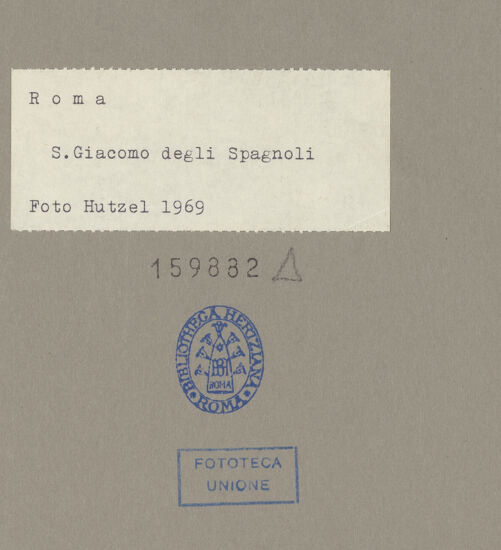 Rückseite von Hutzel, Max [https://www.deutsche-digitale-bibliothek.de/content/lizenzen/rv-fz/] San Giacomo degli SpagnoliWestfassade - Blick über Platz mit Brunnen auf die Fassade, bh159882_recto. Foto: Hutzel, Max.