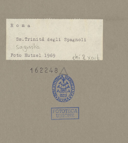 Rückseite von unbekannt [https://www.deutsche-digitale-bibliothek.de/content/lizenzen/rv-ez/] Wandbrunnen in Muschelform mit stilisierten Delphinen - , bh162248_recto. Foto: Hutzel, Max.