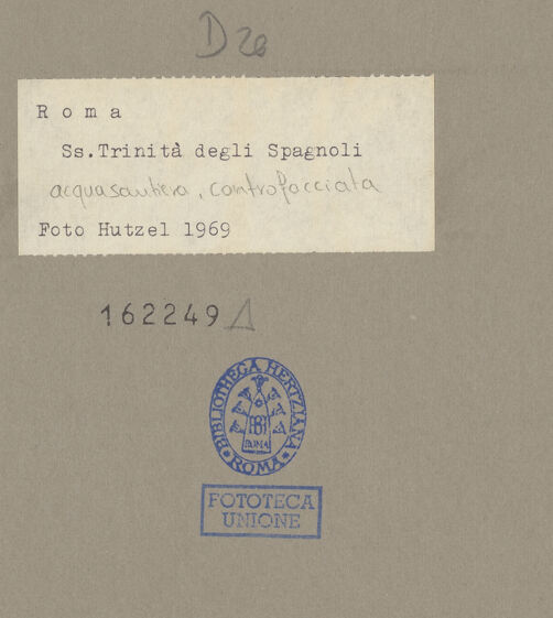 Rückseite von unbekannt [https://www.deutsche-digitale-bibliothek.de/content/lizenzen/rv-ez/] Weihwasserbecken in Muschelform mit Wappen der Trinitarier - , bh162249_recto. Foto: Hutzel, Max.