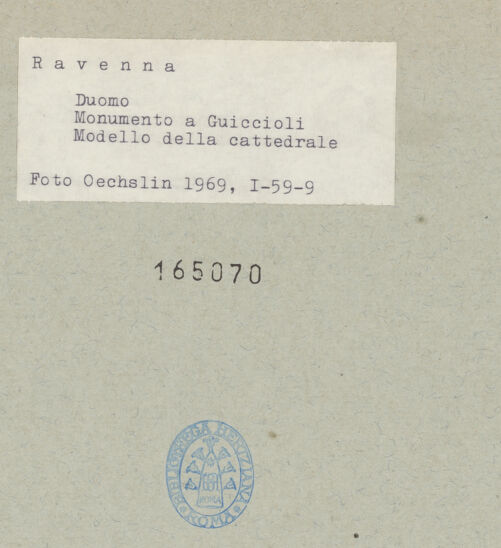 Rückseite von Oechslin, Werner [https://www.deutsche-digitale-bibliothek.de/content/lizenzen/rv-ez/] Grabmal des Erzbischofes Ferdinando Romualdo Guiccioli (gest. 1763) - Der Architekt Giovan Francesco Buonamici zeigt Erzbischof Ferdinando Romualdo Guiccioli das Modell des Doms von Ravenna, Detail, Modell des Doms von Ravenna, bh165070_recto. Foto: Oechslin, Werner.