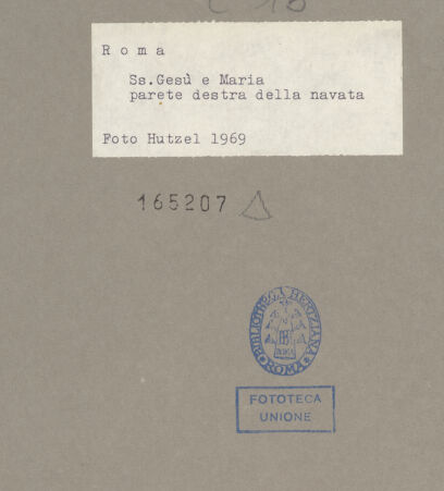 Rückseite von Hutzel, Max [https://www.deutsche-digitale-bibliothek.de/content/lizenzen/rv-ez/] Santi Nomi di Gesù e Maria - Rechte Seitenwand: Pfeiler zwischen 2. und 3. Kapelle, bh165207_recto. Foto: Hutzel, Max.