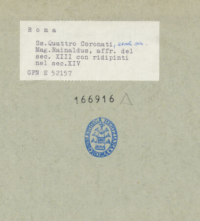 Rückseite von ICCD [https://www.deutsche-digitale-bibliothek.de/content/lizenzen/rv-ez/] Santi Quattro CoronatiInneresSeitenschiff (Süd) - Blick in das Joch an der Eingangswand und auf die Fresken, bh166916_recto. Foto.