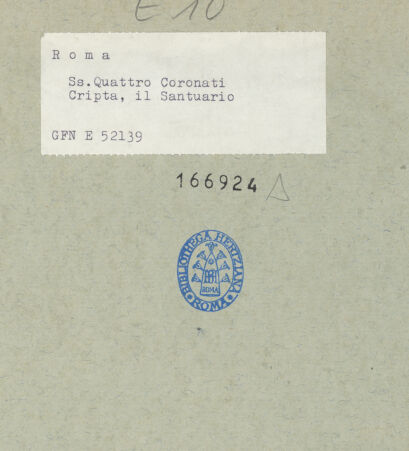 Rückseite von ICCD [https://www.deutsche-digitale-bibliothek.de/content/lizenzen/rv-ez/] Santi Quattro CoronatiInneres - Blick in das Sanktuarium mit dem Altar, bh166924_recto. Foto.