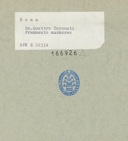 Rückseite von ICCD [https://www.deutsche-digitale-bibliothek.de/content/lizenzen/rv-ez/] Sammlung aus Flachreliefs und Fragmenten der ehemaligen Ausstattung - schmales Fragment mit Resten eines Kreisornaments unterhalb von Reliefplatte mit Kreisornament und Fragmente mit Kreisornamenten und vegetabilen Elementen, bh166926_recto. Foto.