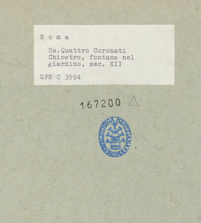 Rückseite von ICCD [https://www.deutsche-digitale-bibliothek.de/content/lizenzen/rv-ez/] Brunnen mit Löwenmasken - Ansicht des Brunnens im früheren, runden Brunnenbecken, bh167200_recto. Foto.