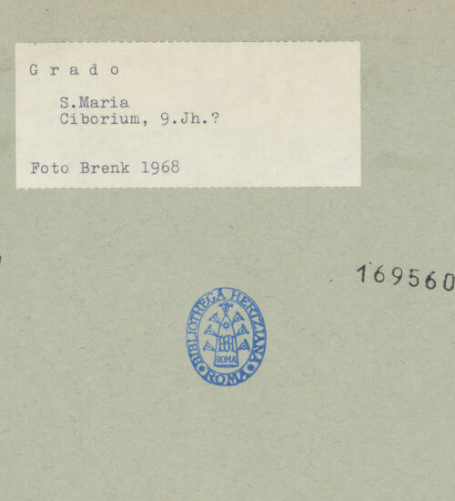 Rückseite von Brenk [https://www.deutsche-digitale-bibliothek.de/content/lizenzen/rv-ez/] Bogen eines Ziboriums mit Blattwerk und Flechtwerk - Gesamtansicht, bh169559_bh169560_recto. Foto: Brenk, Beat.