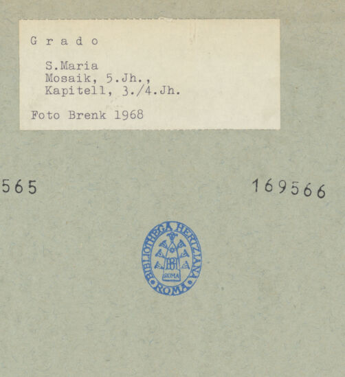 Rückseite von Brenk [https://www.deutsche-digitale-bibliothek.de/content/lizenzen/rv-ez/] Kapitelle des LanghausesKapitell 10 (S1) - Gesamtansicht, bh169565_bh169566_recto. Foto: Brenk, Beat.