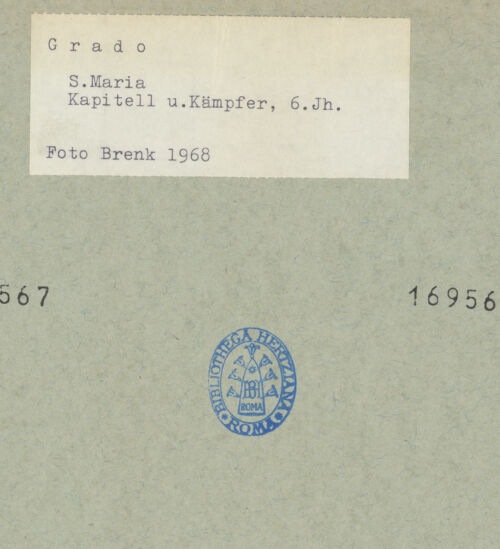 Rückseite von Brenk [https://www.deutsche-digitale-bibliothek.de/content/lizenzen/rv-ez/] Kapitelle des LanghausesKapitell 5 (N5) - Gesamtansicht, bh169567_bh169568_recto. Foto: Brenk, Beat.