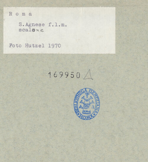 Rückseite von Hutzel, Max [https://www.deutsche-digitale-bibliothek.de/content/lizenzen/rv-fz/] Fresken im TreppenhausDie heilige Agnes, daneben Schlussstein mit dem Wappen von Kardinal della Rovere - , bh169950_recto. Foto: Hutzel, Max.